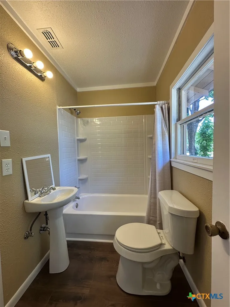 726 E Humphreys Street Seguin, TX 78155