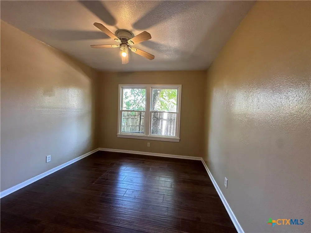726 E Humphreys Street Seguin, TX 78155