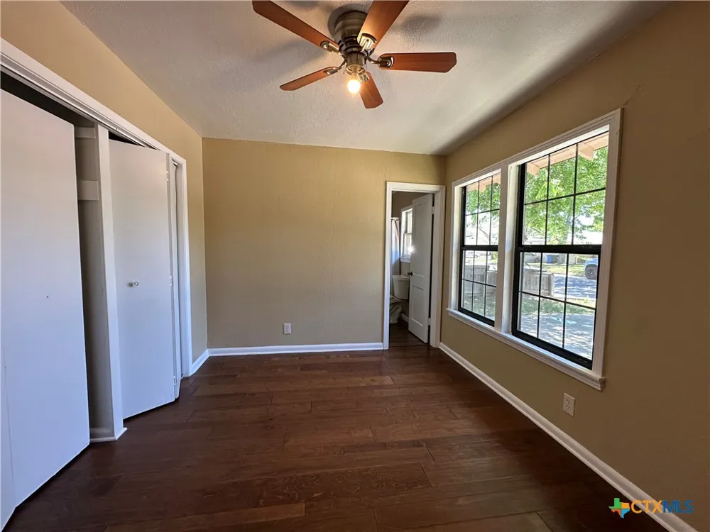 726 E Humphreys Street Seguin, TX 78155