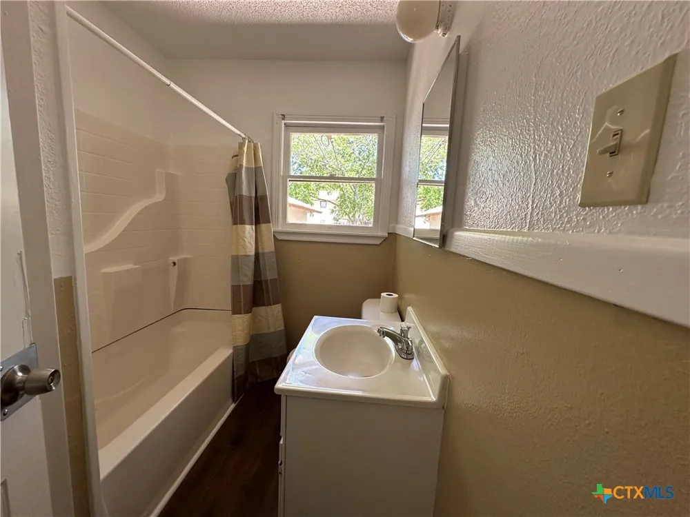 726 E Humphreys Street Seguin, TX 78155