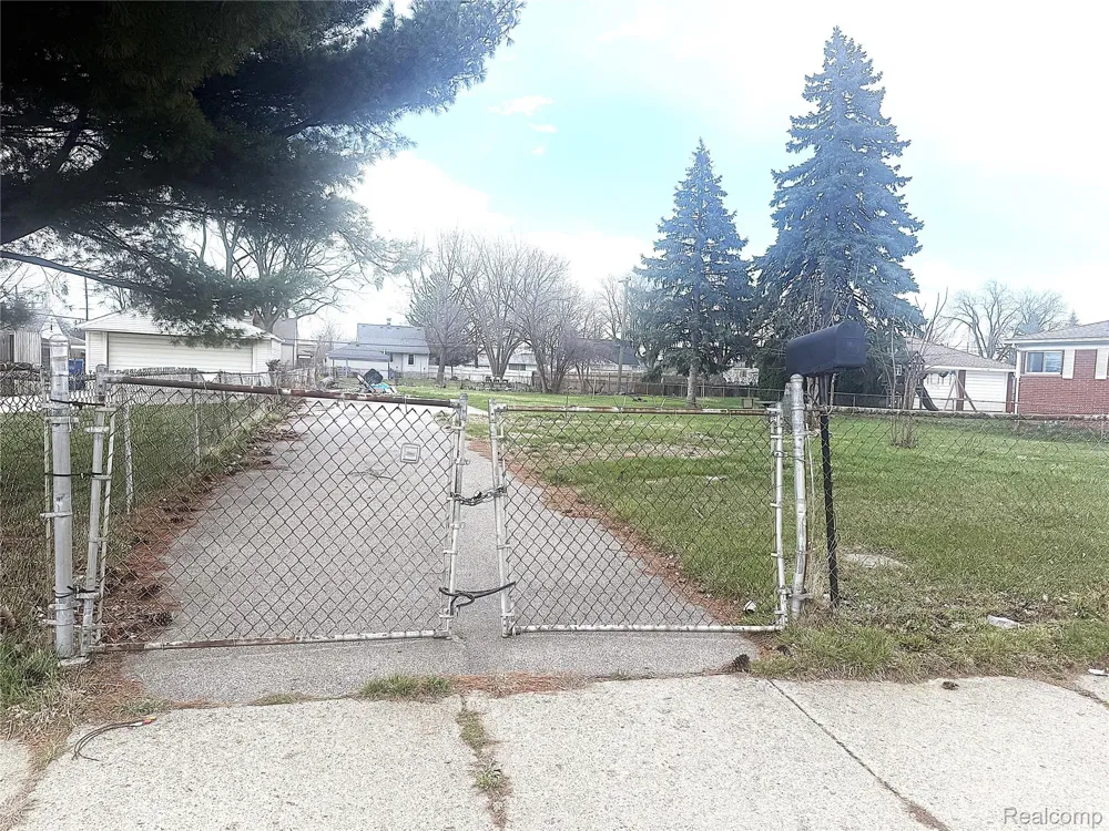 24820 Wagner Ave Avenue Warren City, MI 48089