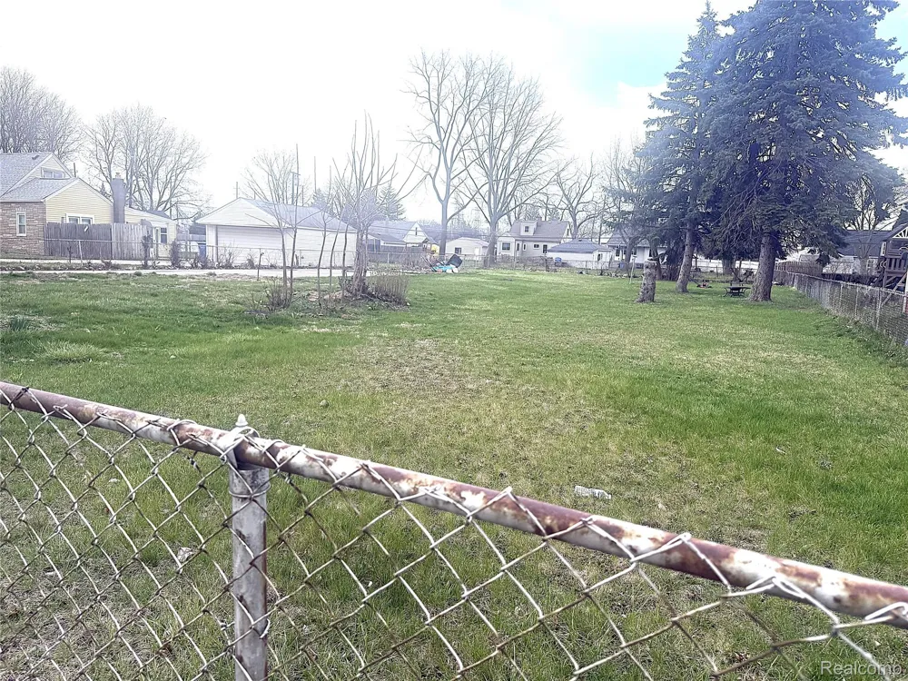 24820 Wagner Ave Avenue Warren City, MI 48089