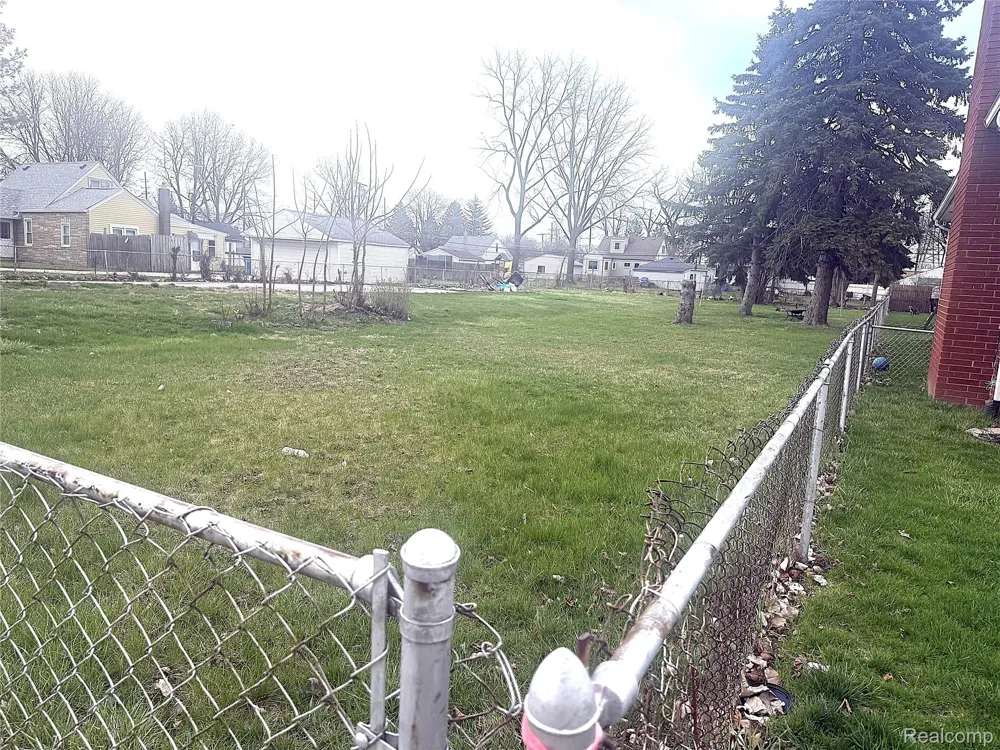 24820 Wagner Ave Avenue Warren City, MI 48089