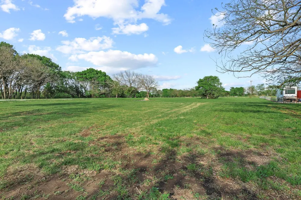 1604 County Rd 4040 Savoy, TX 75479