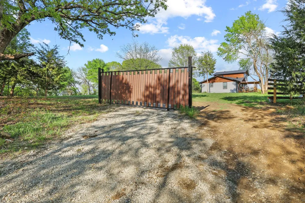 1604 County Rd 4040 Savoy, TX 75479
