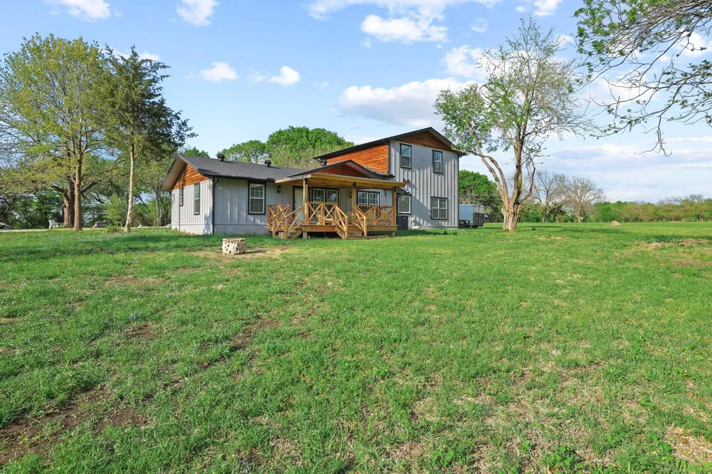 1604 County Rd 4040 Savoy, TX 75479