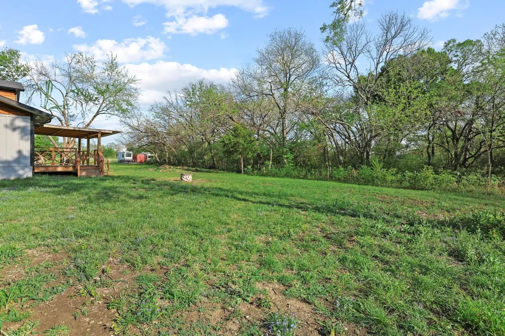 1604 County Rd 4040 Savoy, TX 75479
