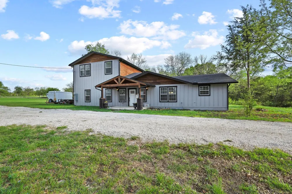 1604 County Rd 4040 Savoy, TX 75479