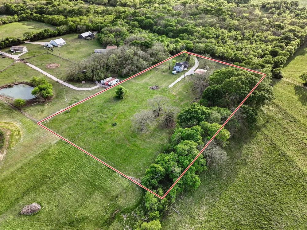 1604 County Rd 4040 Savoy, TX 75479