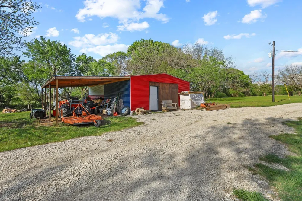 1604 County Rd 4040 Savoy, TX 75479