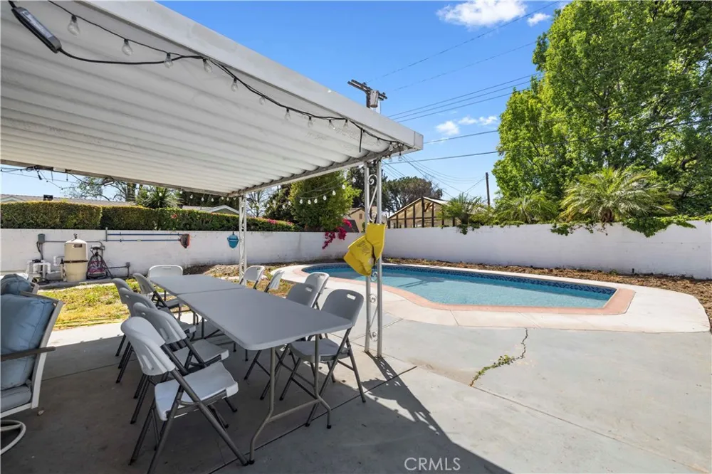8353 Chimineas Northridge, CA 91325