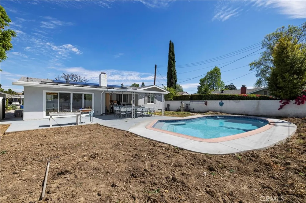 8353 Chimineas Northridge, CA 91325