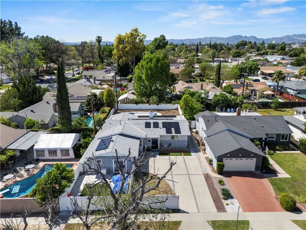 8353 Chimineas Northridge, CA 91325