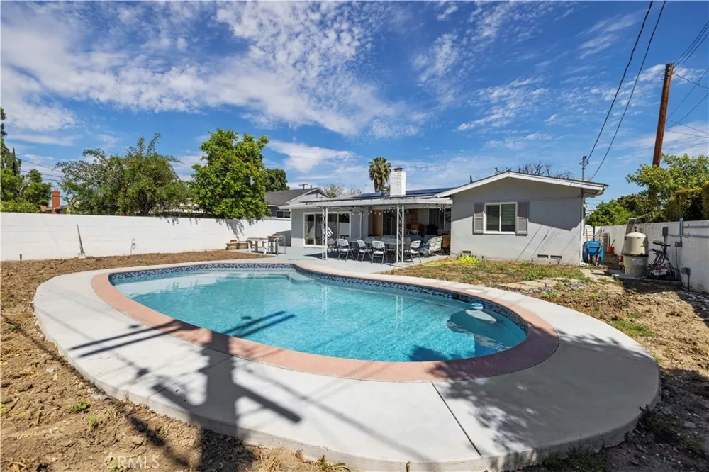 8353 Chimineas Northridge, CA 91325