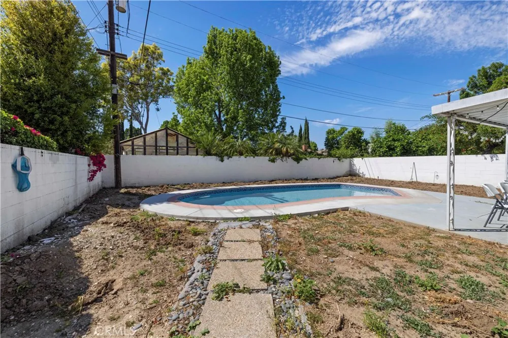 8353 Chimineas Northridge, CA 91325