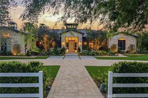 5241 Twin Oaks
