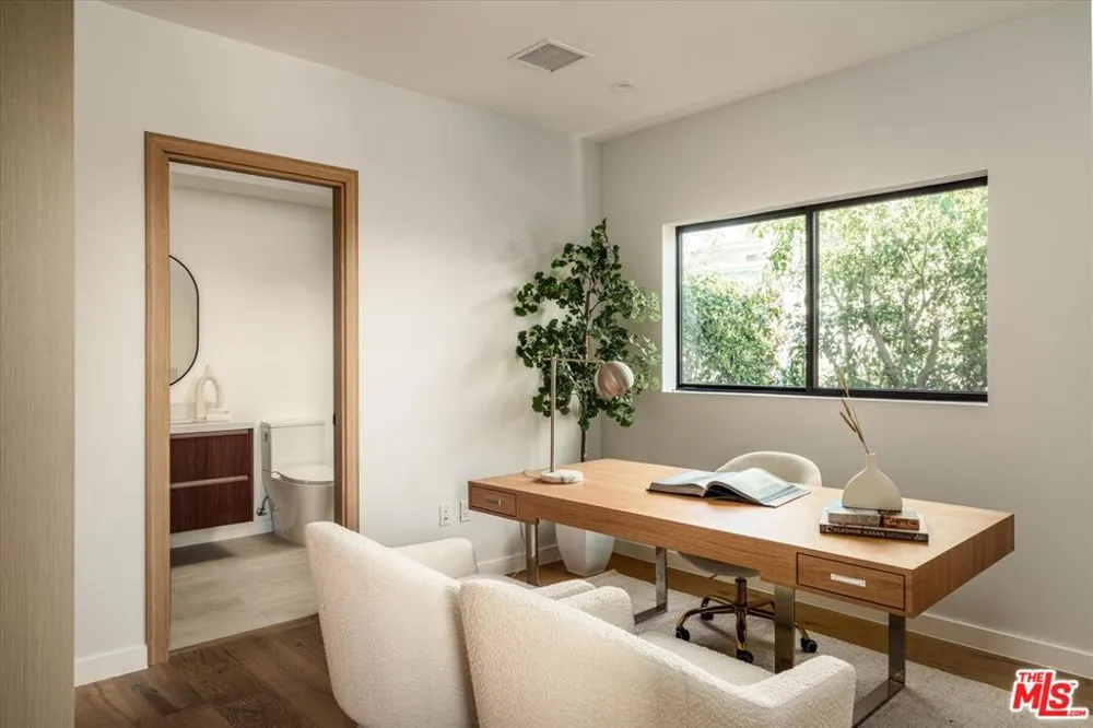 2822 Avenel Street Los Angeles, CA 90039