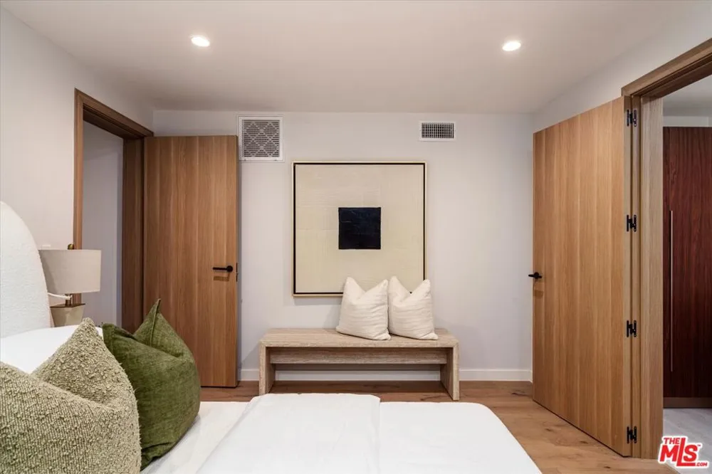 2822 Avenel Street Los Angeles, CA 90039