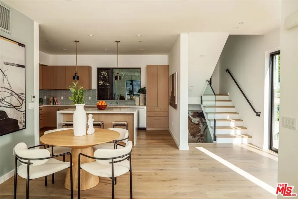 2822 Avenel Street Los Angeles, CA 90039