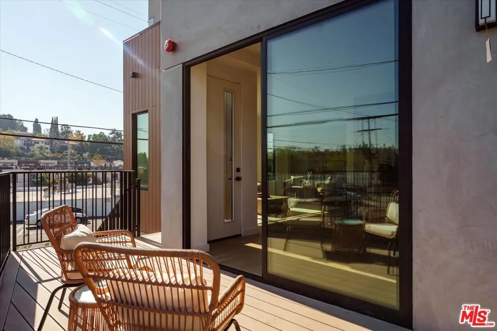 2822 Avenel Street Los Angeles, CA 90039