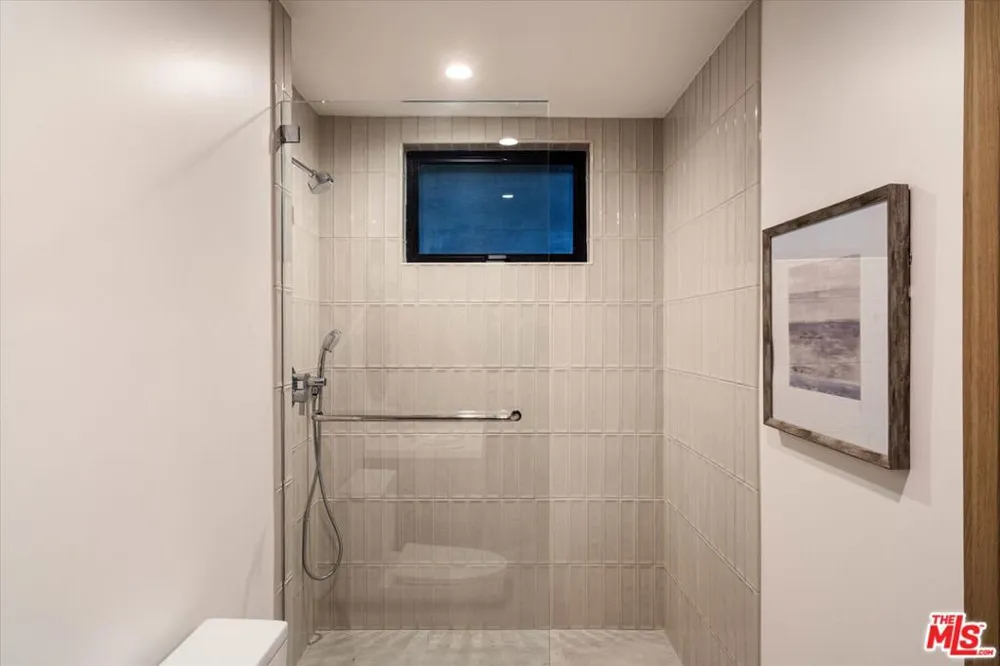 2822 Avenel Street Los Angeles, CA 90039