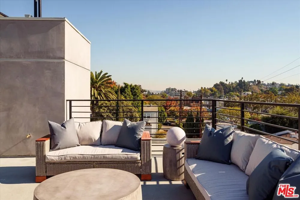 2822 Avenel Street Los Angeles, CA 90039