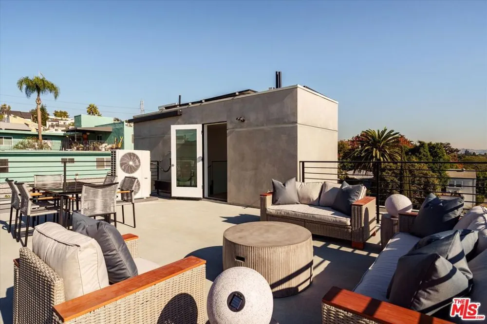 2822 Avenel Street Los Angeles, CA 90039