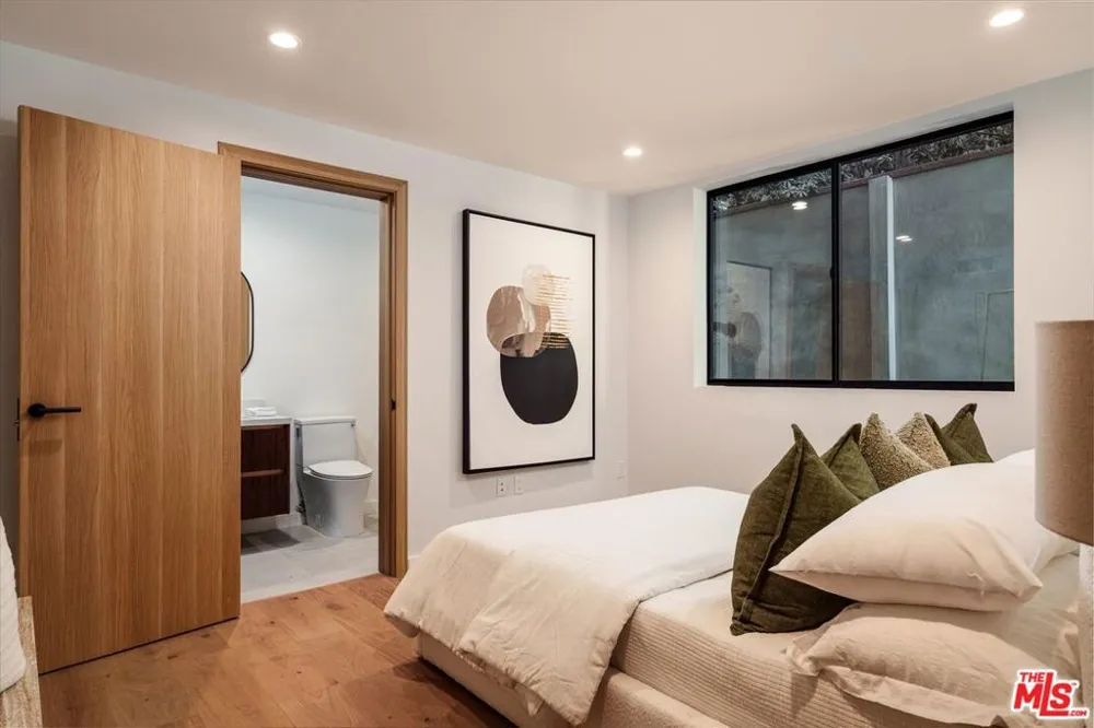 2822 Avenel Street Los Angeles, CA 90039