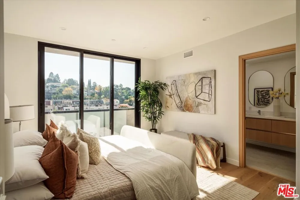 2822 Avenel Street Los Angeles, CA 90039