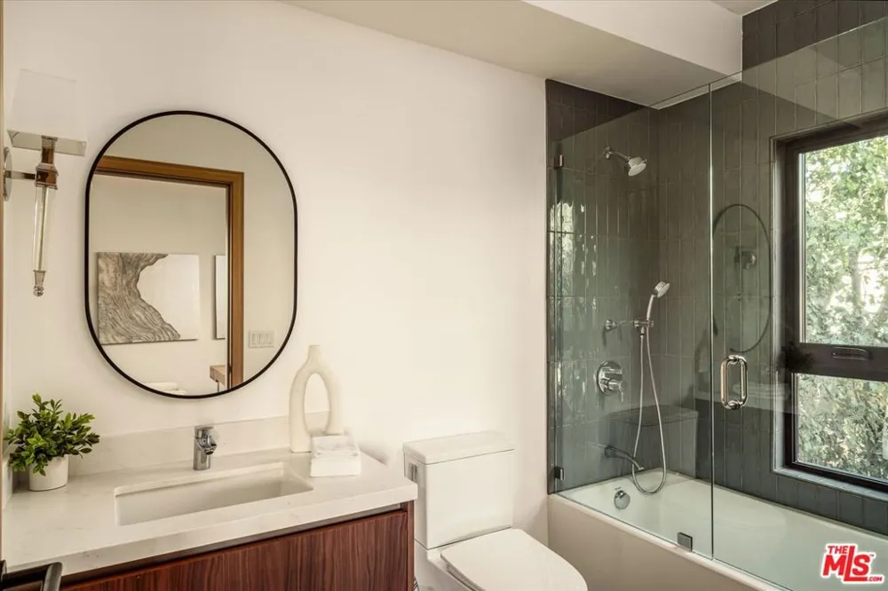 2822 Avenel Street Los Angeles, CA 90039