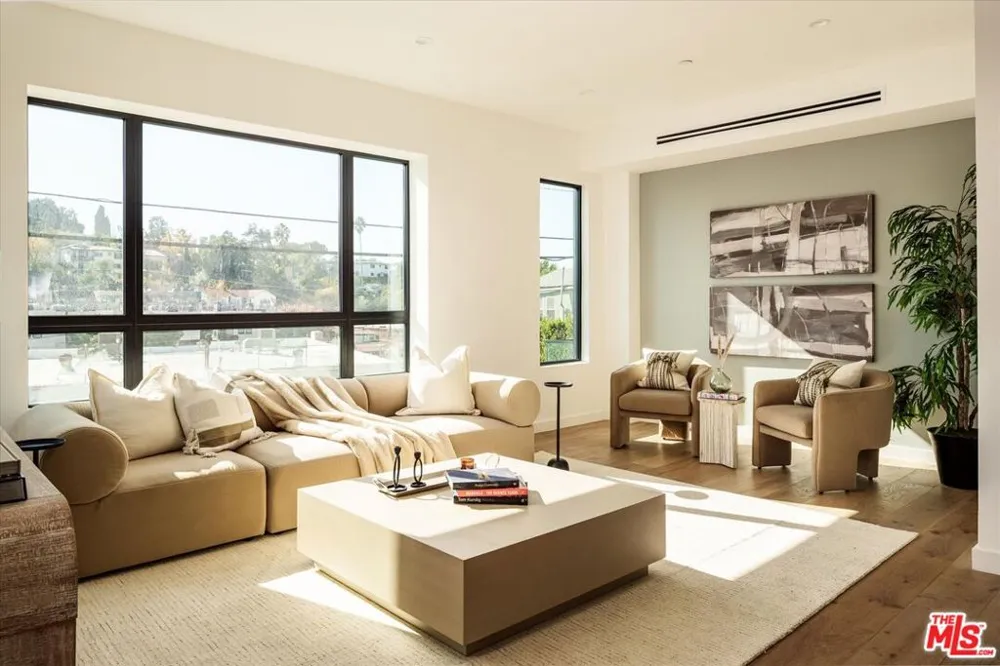 2822 Avenel Street Los Angeles, CA 90039