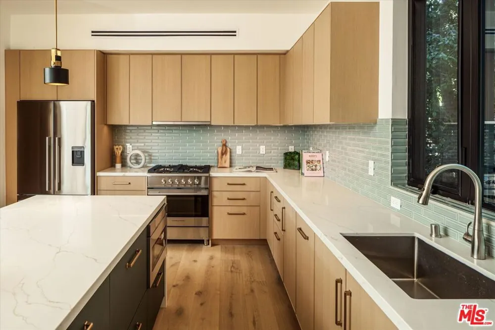 2822 Avenel Street Los Angeles, CA 90039