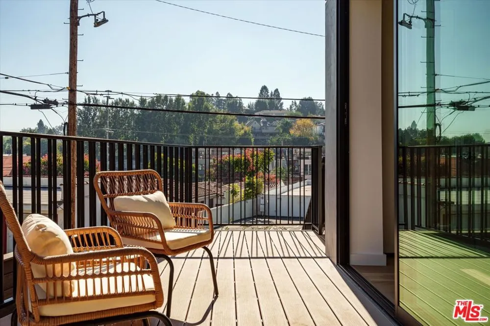 2822 Avenel Street Los Angeles, CA 90039