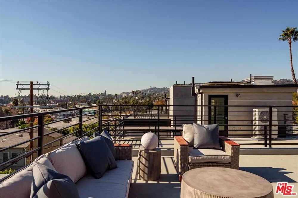 2822 Avenel Street Los Angeles, CA 90039