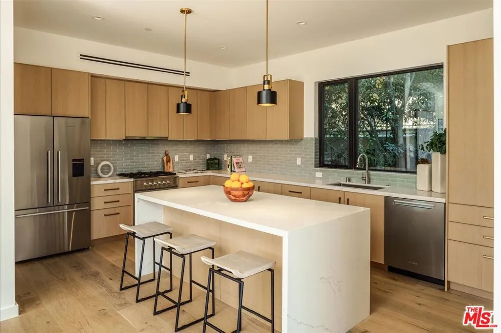2822 Avenel Street Los Angeles, CA 90039