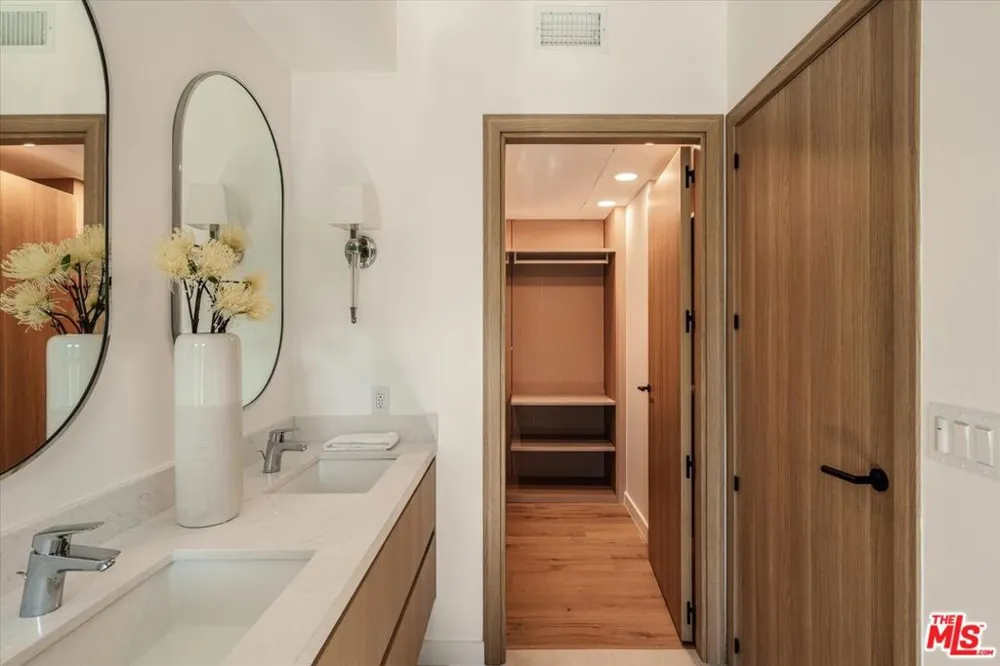 2822 Avenel Street Los Angeles, CA 90039