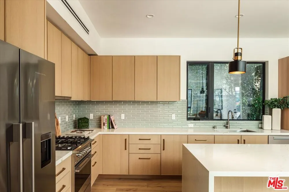 2822 Avenel Street Los Angeles, CA 90039