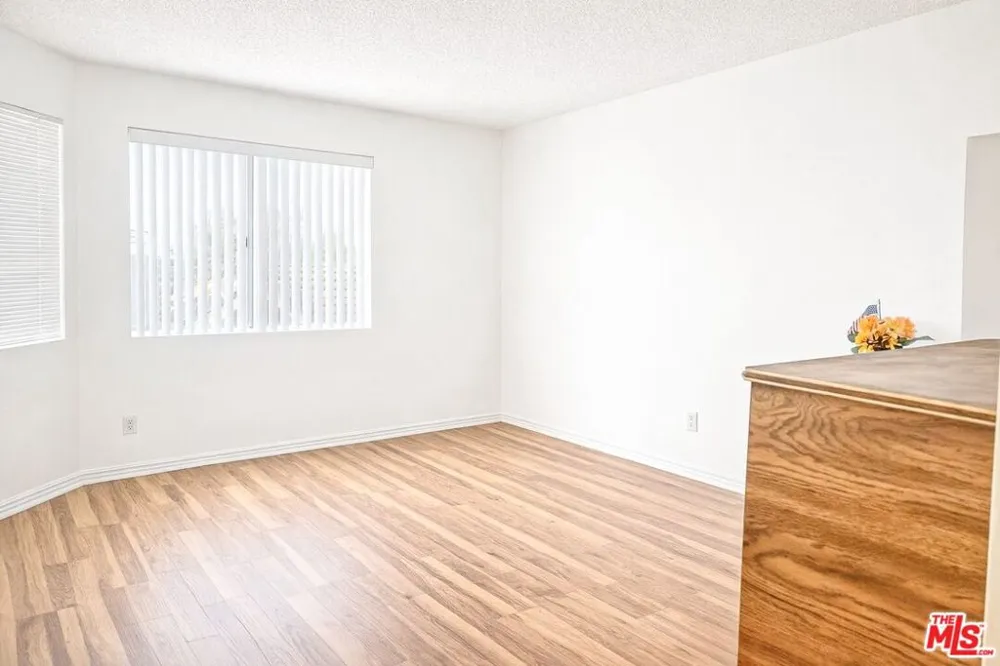 9014 Burnet Avenue #208 North Hills, CA 91343