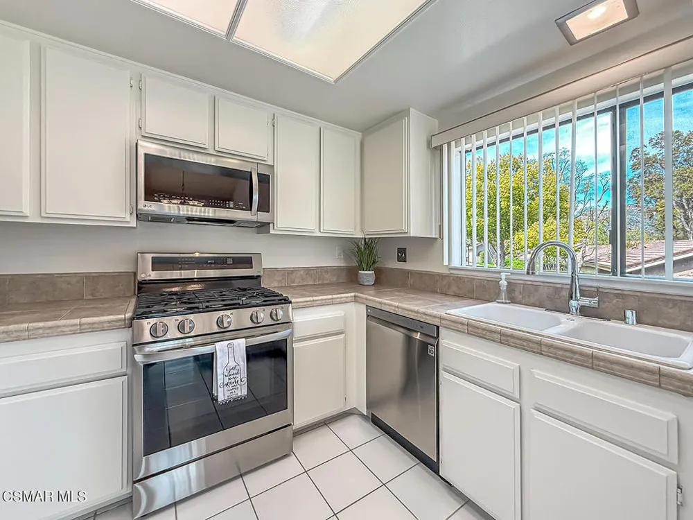 576 Calle De Las Ovejas Oak Park, CA 91377