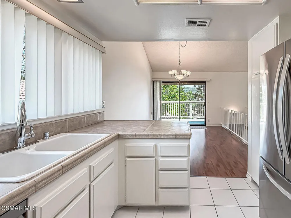 576 Calle De Las Ovejas Oak Park, CA 91377