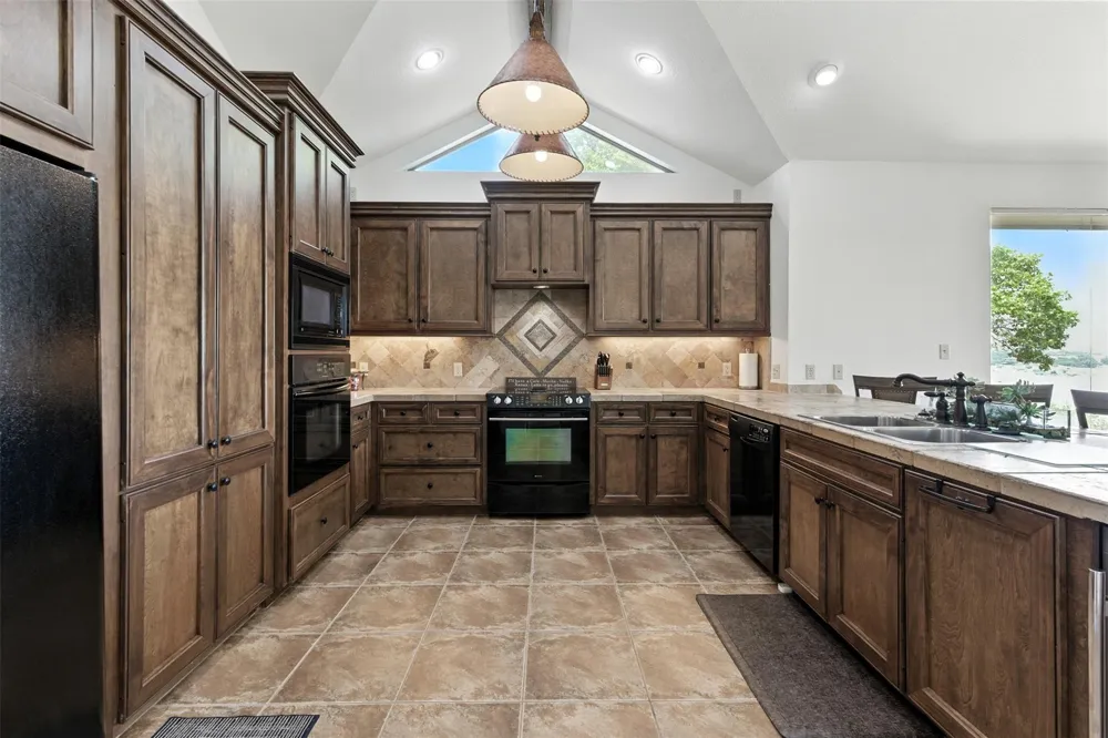 605 Riviera Drive Canyon Lake, TX 78133