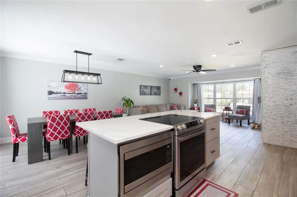 7018 OAKVIEW CIRCLE Tampa, FL 33634