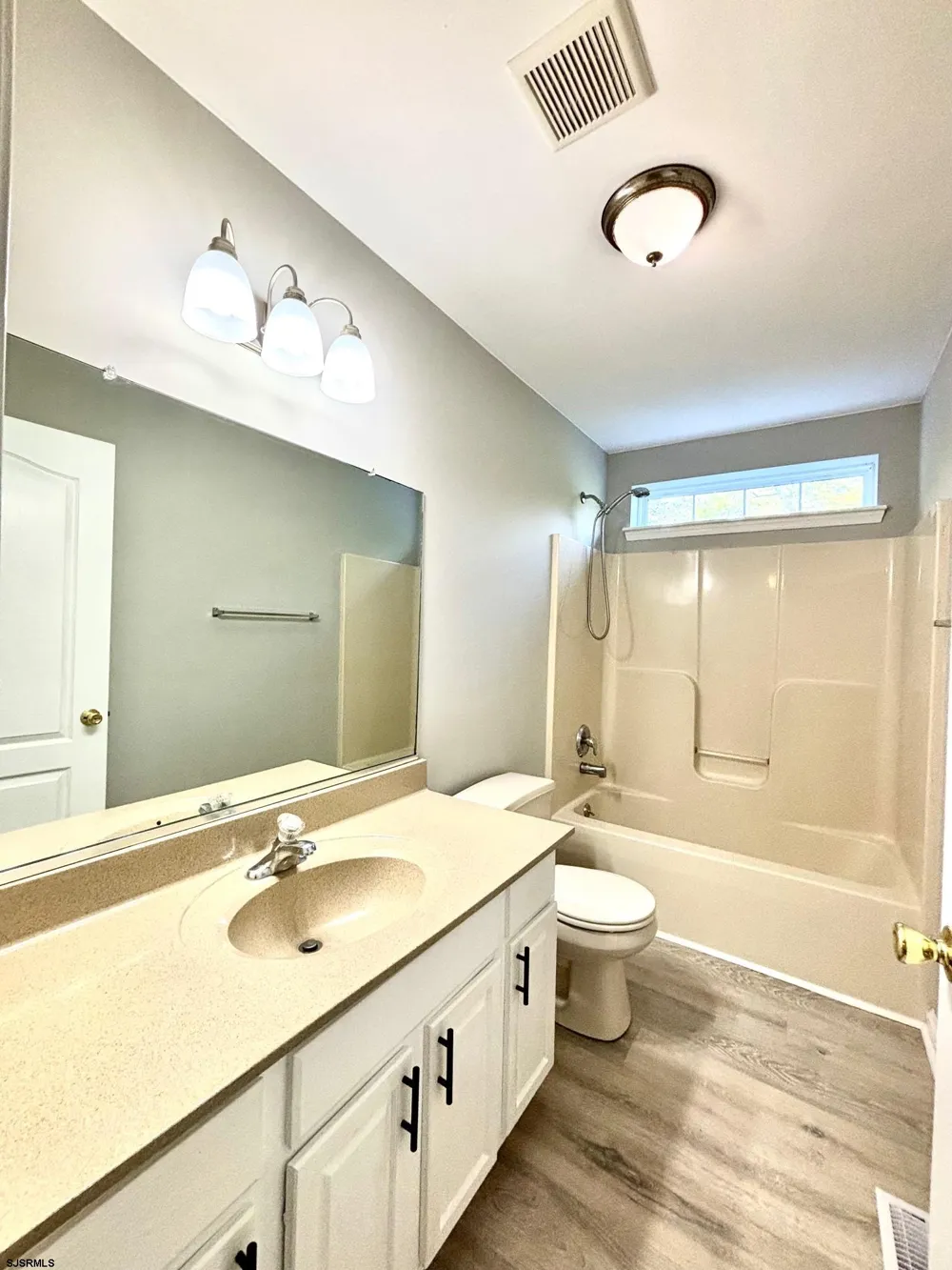 27 Oyster Bay Absecon, NJ 08201