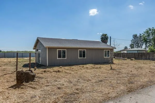 2557 E Stanford Avenue Pixley, CA 93256
