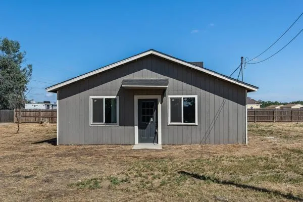 2557 E Stanford Avenue Pixley, CA 93256