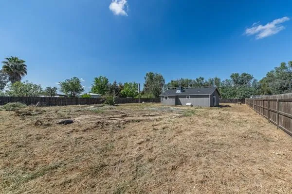 2557 E Stanford Avenue Pixley, CA 93256
