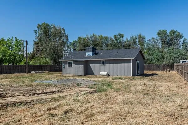 2557 E Stanford Avenue Pixley, CA 93256