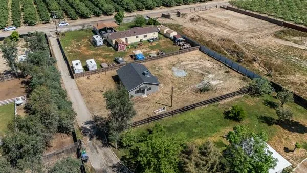 2557 E Stanford Avenue Pixley, CA 93256