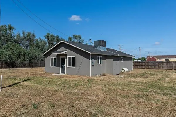 2557 E Stanford Avenue Pixley, CA 93256