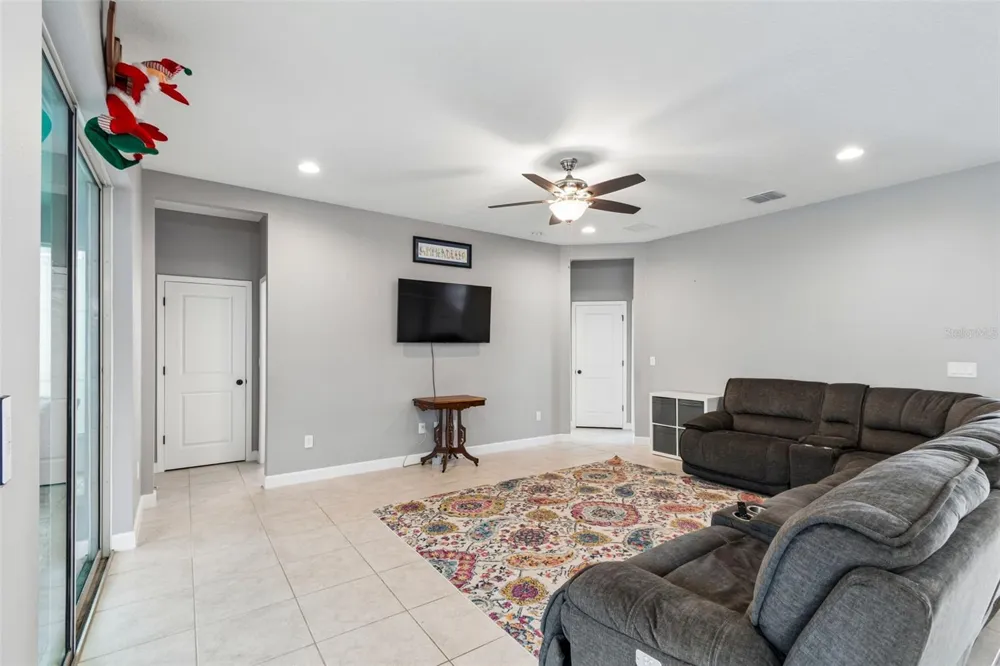 1084 CAVENDER CREEK ROAD Minneola, FL 34715